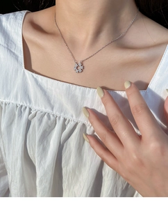 Gros plan détaillé d'un collier clavicule argenté avec pendentif en zircon étincelant