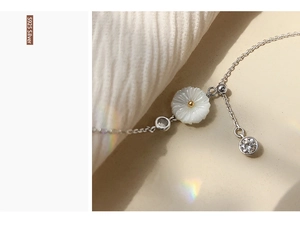 Detailed macro view of S925 silver bracelet featuring a daisy flower and zircon stone