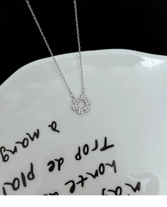 Vue macro d'un pendentif flocon de neige en argent avec zircons sur une chaîne élégante