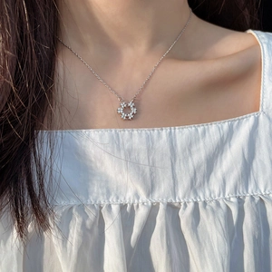 Élégant Collier Pendentif Fleur Circulaire en Cuivre Plaqué Or Blanc Zircone Style Coréen Minimaliste Bijoux Femme Fête
