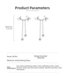 Détail macro des boucles d'oreilles papillon en argent S925 avec pampilles et zircons