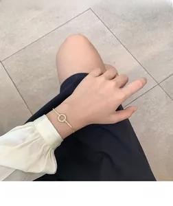 Detail van verstelbare gouden armband met een cirkel ingelegd met micro-pave zirkoon
