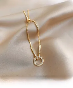 Macro-opname van de pave diamant ring armband op gouden zijde met verstelbare sluiting