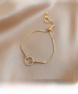 Detail van verstelbare vergulde schuifarmband met een micro-ingelegde zirkoon ring
