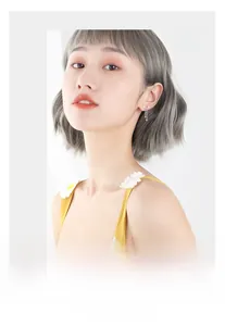 Boucles d'oreilles étoiles en argent avec chaînettes portées par un mannequin