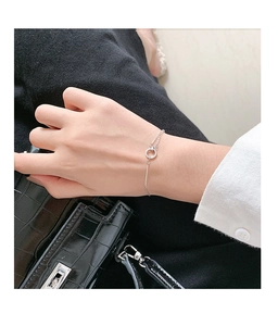 Nahaufnahme eines minimalistischen Silberarmbands mit schimmerndem Pavé-Kristallkreis