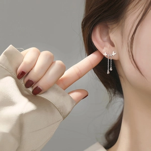 Boucles d'oreilles nœuds argentées avec de longues chaînes et des strass étincelants