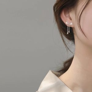 Élégantes boucles d'oreilles papillon à long gland en argent S925 portées par un mannequin