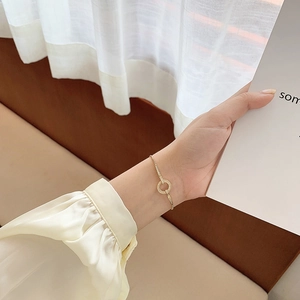 Elegante gouden armband met zirkonia-gezette ring en een fijne ketting voor dames