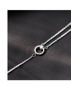 Makroaufnahme von silberfarbenem zweilagigem Armband mit pavé-kristallgeometrischen Kreisen