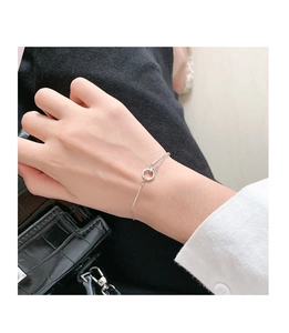 Nahaufnahme des eleganten doppelreihigen Silberarmbandes mit glitzerndem Pavé-Kreis-Anhänger