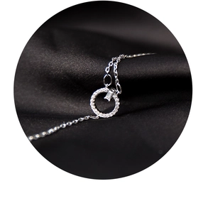Makro-Detail von silbernem Doppel-Armband mit funkelnden Kristall-Kreisen und Zirkonia