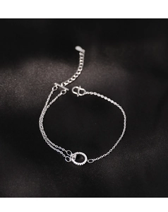 Detailansicht eines zweilagigen S925 Silberarmbands mit pavégefassten Zirkonia-Kreisen