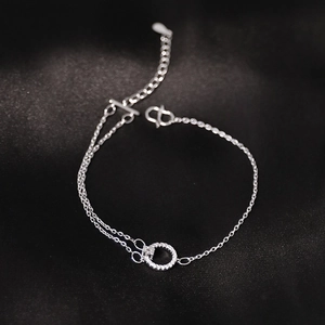 Minimalistisches silbernes Doppelarmband mit glitzernden Zirkonia-Steinen im Kreis-Design