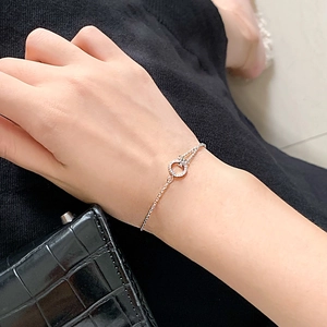 Minimalistisches zweilagiges Silberarmband mit funkelndem geometrischem Kreis-Anhänger