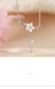 Makroaufnahme der 925 Silberkette mit weißer Muschelblüte, rosa Zirkon und Herzanhänger
