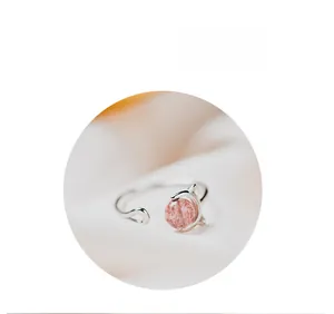 Détail de la bague chat en argent S925 avec une pierre de cristal de fraise rose ronde