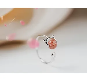 Détail de la bague chat en argent S925 avec cristal fraise rose et zircons fins