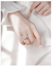 Détail de la bague oreilles de chat en argent s925 avec quartz rose sur la main