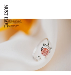 Macro d'une bague oreilles de chat en argent S925 avec une pierre de quartz fraise rouge