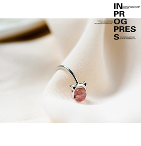 Vue rapprochée d'une bague oreilles de chat avec cristal fraise rose en argent