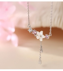 Makro-Detail des 925 Silber Kirschblüten-Anhängers mit Y-förmiger Quaste und Herz-Element