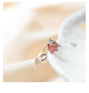 Détail macro d'une bague chat en argent S925 avec quartz fraise rose et design d'oreilles