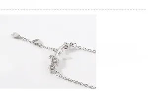 Makroaufnahme von S925 Sterlingsilber Herzanhänger mit rosa Zirkonia-Einlage
