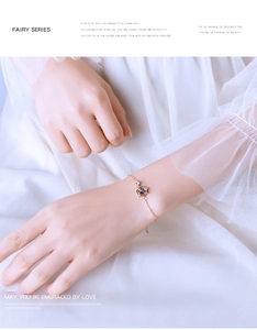 Dettaglio di un bracciale in argento 925 oro rosa con ciondolo a pianeta blu e zirconi