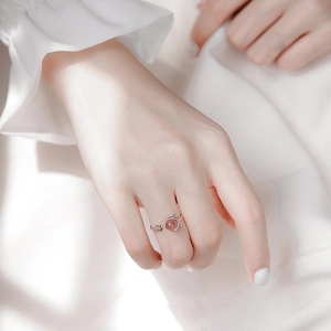 Bague chat réglable en argent sterling S925 avec cristal fraise rouge au doigt