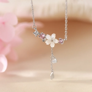 Elegante Halskette aus 925er Silber mit Kirschblüten, Muschelpendel und Zirkonquasten