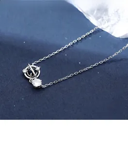 Dettaglio della collana in argento S925 con sfera blu pianeta e zircone lucido