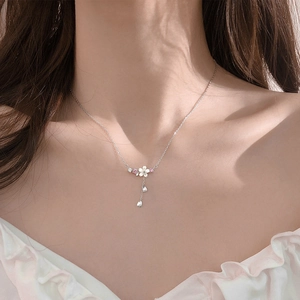 Elegante Kirschblütenhalskette aus 925er Silber mit rosa Blütenblättern und Tropfenanhängern
