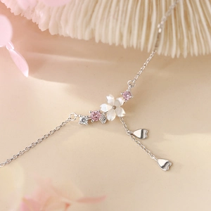 Halskette aus 925er Silber mit Kirschblüten aus Perlmutt und Herzanhängern