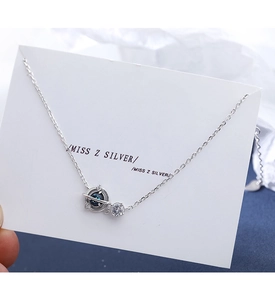 Vista dettagliata del bracciale pianeta in argento con gemma blu e ciondoli zirconi