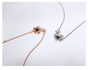 Dettaglio delle collane pianeta blu in oro rosa e argento con accenti di zirconi