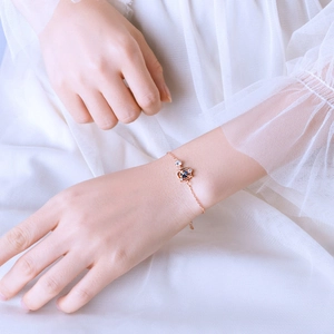Elegante bracciale a pianeta in oro rosa da donna con nucleo blu e cristalli lucidi