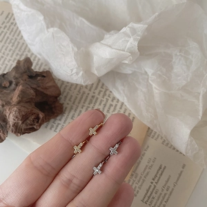 Mini orecchini a cerchio a croce con zirconi incastonati in finiture oro e argento
