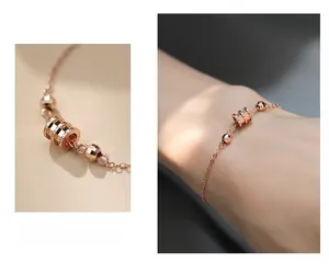 Détail macro du bracelet en argent s925 or rose avec charme cylindrique pavé