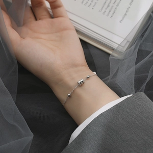 Bracelet minimaliste en argent sterling S925 avec pendentif cylindrique sur poignet