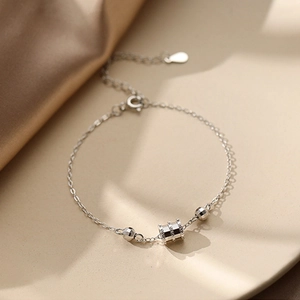 Bracelet minimaliste en argent sterling S925 avec breloque cylindre et perles à facettes