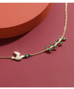 Détail du bracelet oiseau et branche d'olivier en argent s925 avec cristaux verts