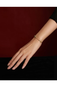 Détail du bracelet en argent S925 avec pierres vertes et pendentif d'oiseau doré poli