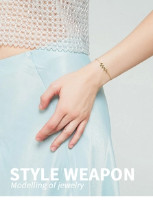 Détail du bracelet branche en argent s925 avec zircon vert porté au poignet d'un mannequin