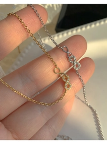 Gros plan de pendentifs infini en argent et or avec zircons micro-incrustés