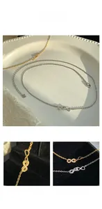 Détail macro du collier infini avec zircons sertis et chaîne réglable en argent massif