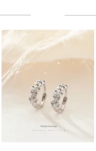 Gros plan sur les boucles d'oreilles fleurs en argent S925 avec zircon et fini mat