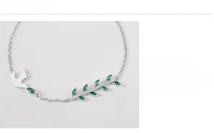 Détail macro du bracelet hirondelle en argent S925 avec feuilles d'olivier en zircon vert