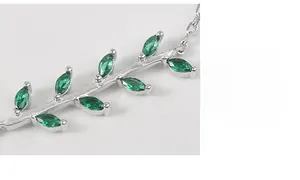 Détail macro du collier en argent S925 avec pierres marquise vertes et pendentif de feuille