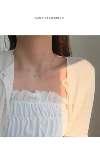 Gros plan d'un pendentif infini en cristal scintillant sur un collier en argent